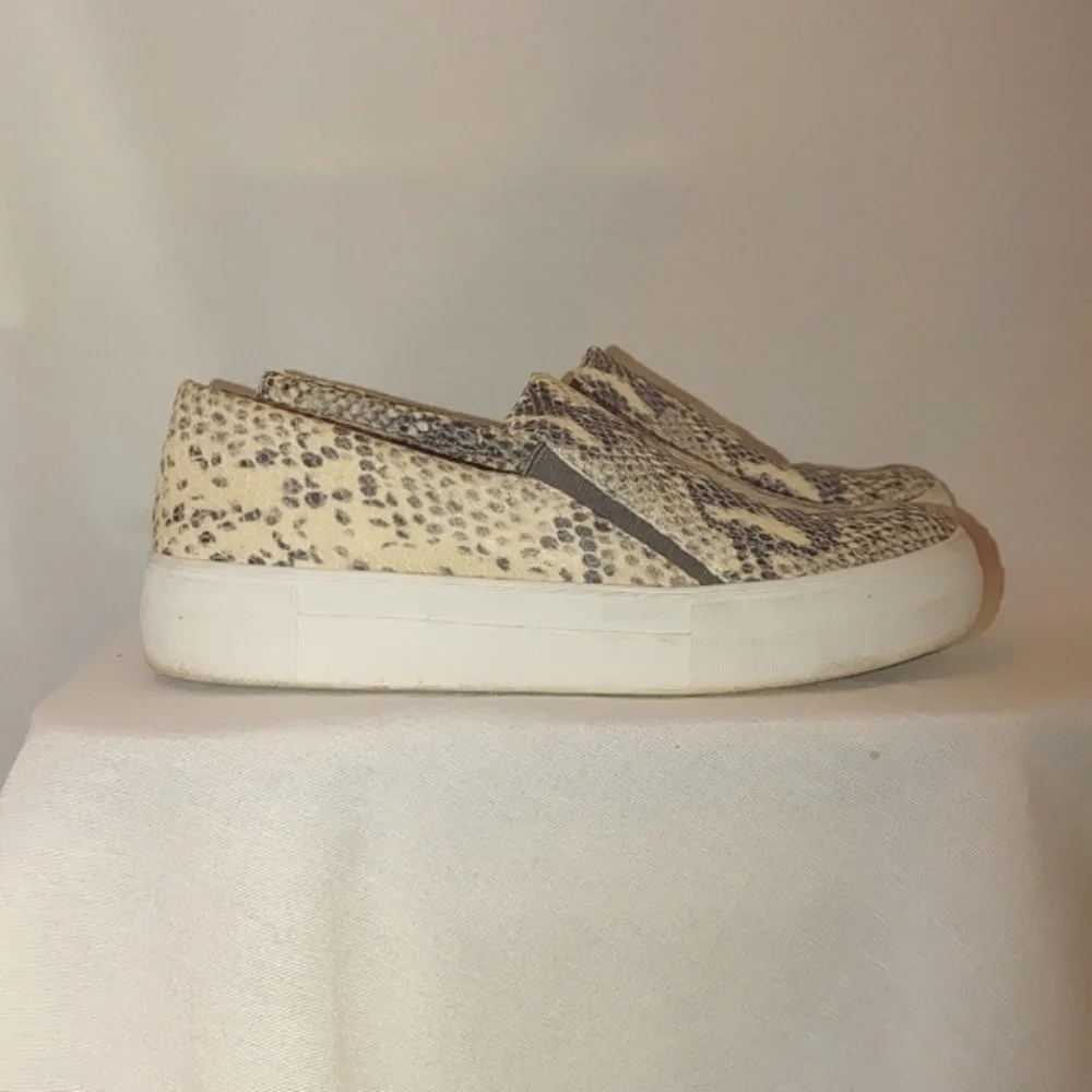 Vince Camuto Korli Women's Slip-On‎ Platform Sneaker 7 Natural Snake Print